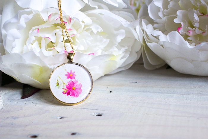Gorgeous DIY resin jewelry gift idea. Learn how to make your own birth month flower pendant with floral photos and resin.