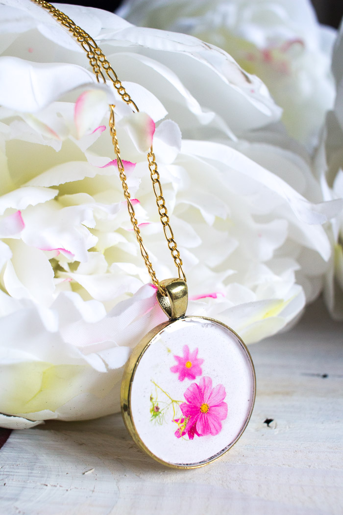 Beatufiul DIY resin jewelry. Learn how to make your own birth month flower pendant with floral photos and resin. Great birthday, Mother's Day or Christmas gift idea for her.