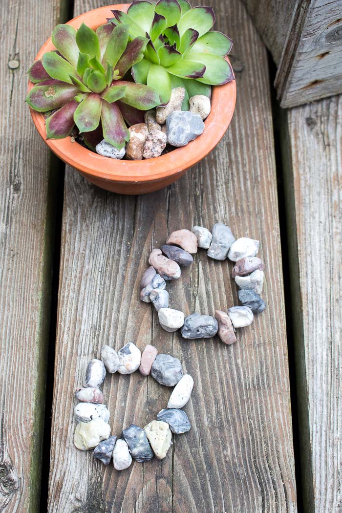 How sweet are these bracelets? Can't believe they're made with modelling clay! A step-by-step DIY tutorial is included for this stone jewelry idea.