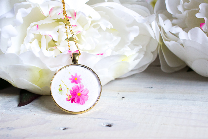 Thoughtful and gorgeous DIY resin jewelry. Learn how to make a birth month flower pendant with floral photos and resin. Great birthday, Mother's Day or Christmas gift idea for her.