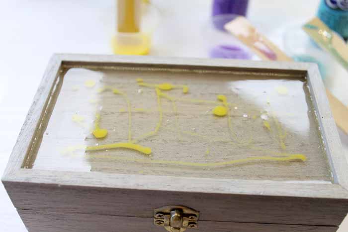 Make this marbled resin jewelry box as a gorgeous way to store your jewelry!