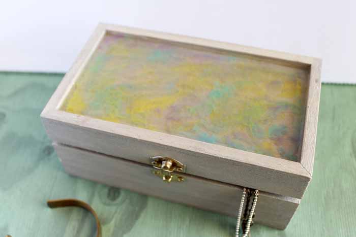 Make this marbled resin jewelry box as a gorgeous way to store your jewelry!