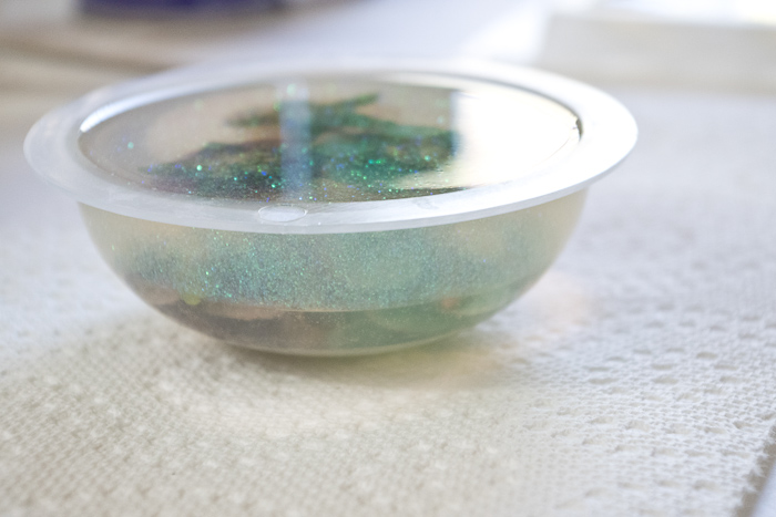 Layering Resin to make paperweight- filled mold with resin, pop bubbles