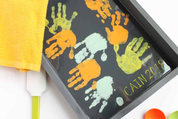  Make this hand print tray for Mother's Day! Easy to make and mom will love it!