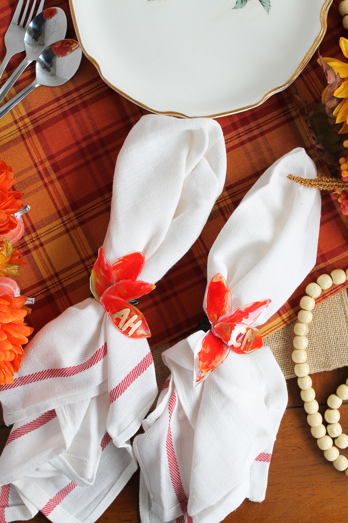 Make these resin leaf napkin rings and place cards are perfect for Thanksgiving! Add initials to these fall leaves to let everyone know where to sit! #thanksgiving #napkinrings #fall #fallleaves 