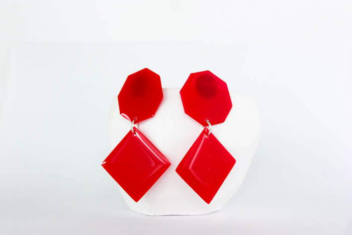 Create beautiful resin statement earrings that are simple to customize in different shapes and colors!