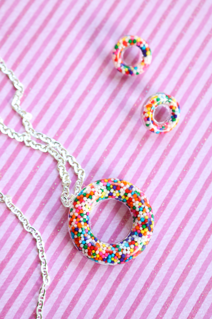 Make a donut necklace and earrings for a fun and whimsical addition to your jewelry box! #jewelry #donut