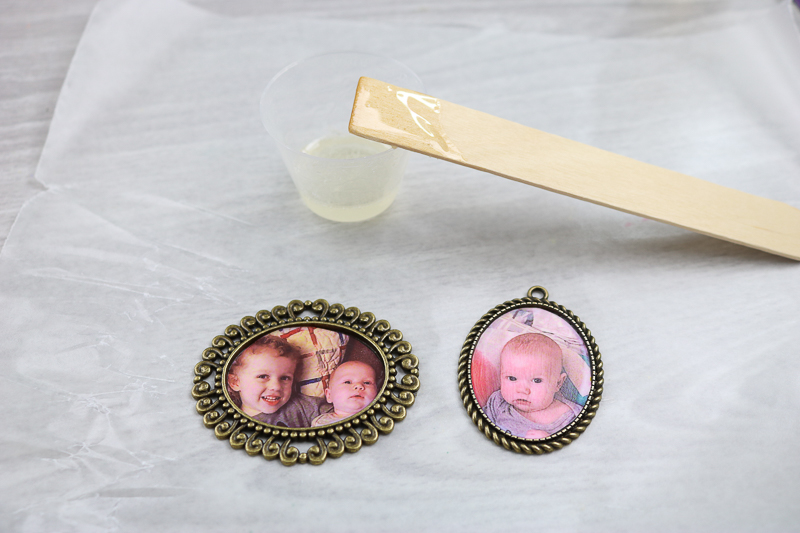 Make picture necklaces for mom this Mother's Day with a few supplies! #mothersday #mom #picture #jewelry