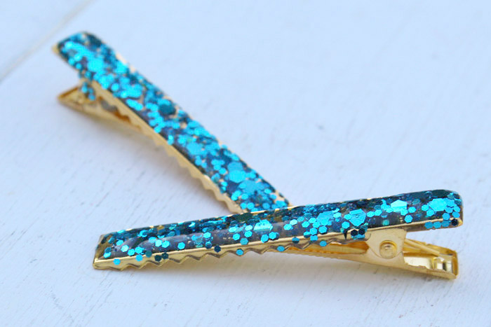 Make a gold and sparkly hairclip with jewelry resin to match an outfit or for handmade gift. 