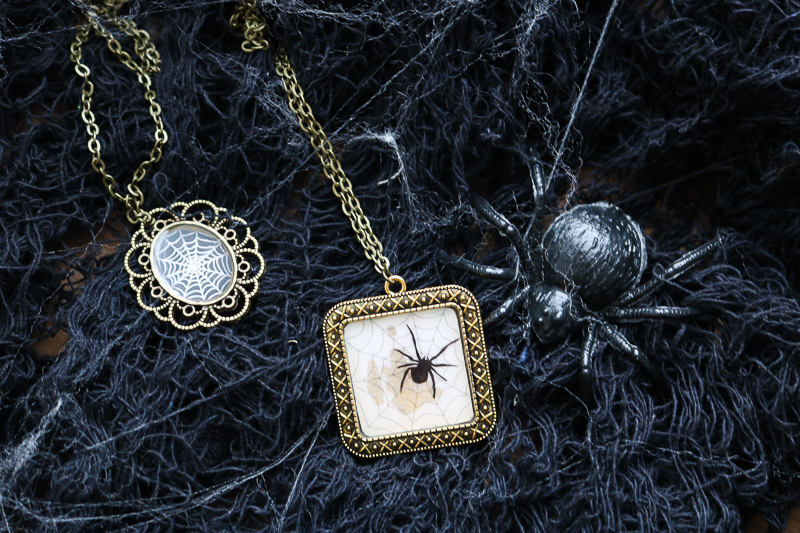 Make a vintage-looking Halloween spider necklace in minutes with a few supplies and these instructions! A gorgeous addition to your fall wardrobe! #halloween #spider #necklace #jewelry #resin