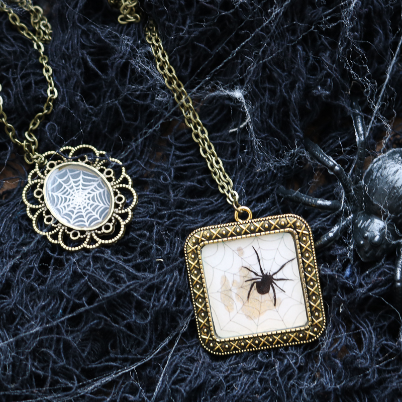 Make a vintage-looking Halloween spider necklace in minutes with a few supplies and these instructions! A gorgeous addition to your fall wardrobe! #halloween #spider #necklace #jewelry #resin