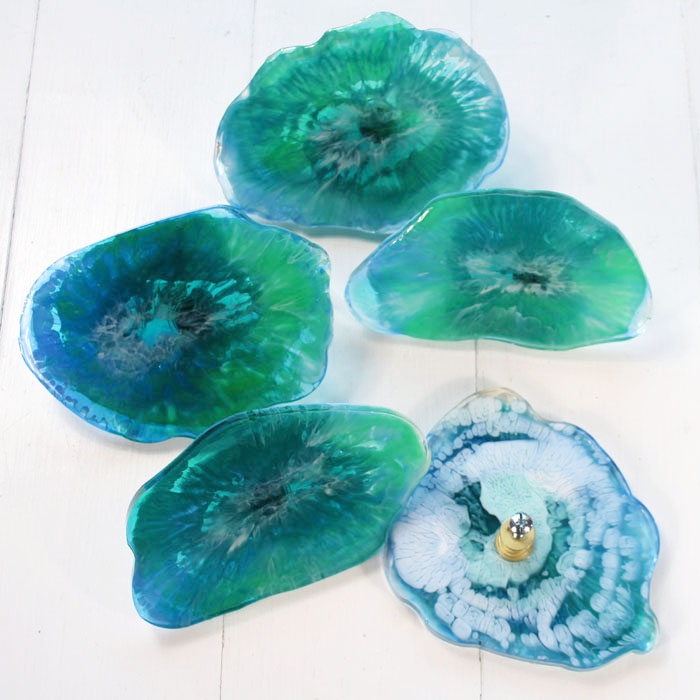 Make gorgeous faux agate slice knobs using EasyCast Resin and add them to furniture, dressers, cabinets and cupboards for the perfect finishing touch. These faux agate slices have the look of natural crystalized stone with the ease of a DIY project. 