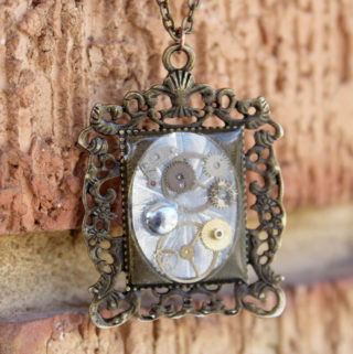 Steampunk Resin Pendant DIY with watch parts cogs and gears (1)