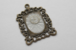 Steampunk Resin Necklace Pendant DIY - Resin Crafts Blog