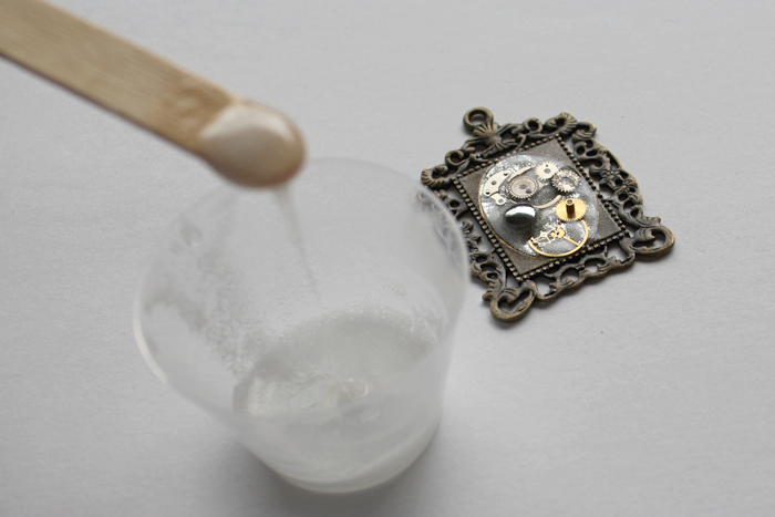 Steampunk Resin Pendant DIY with watch parts cogs and gears (16) via @resincraftsblog
