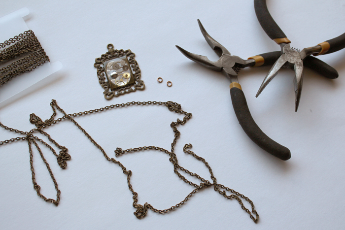 Steampunk Resin Pendant DIY with watch parts cogs and gears (18) via @resincraftsblog