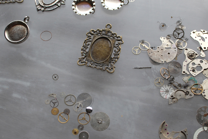 Steampunk Resin Pendant DIY with watch parts cogs and gears (2) via @resincraftsblog