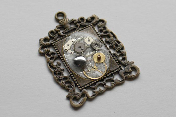 Steampunk Resin Pendant DIY with watch parts cogs and gears (5) via @resincraftsblog
