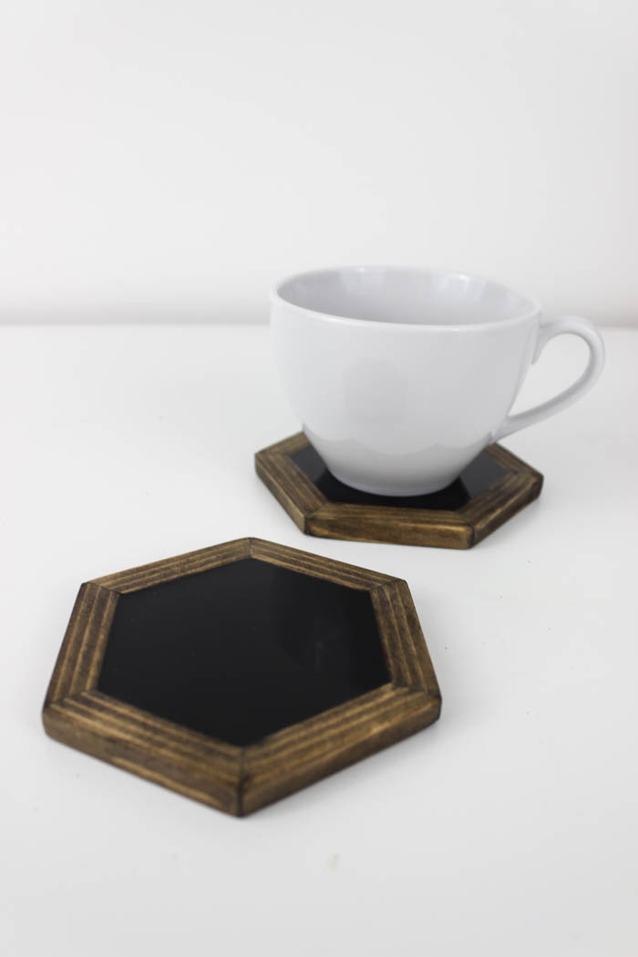 Make your own modern hexagon coasters with this simple tutorial. The combination of the wood and the shiny black resin will be sure to draw attention! via @resincraftsblog