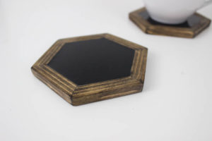 Make your own modern hexagon coasters. Love the look of the wood against the shiny black resin!