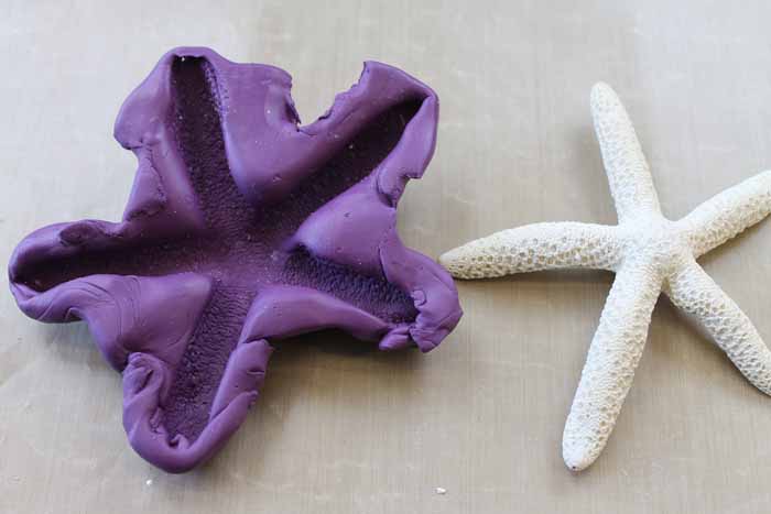 Making bath bombs in a starfish shape is actually really easy! Get the complete instructions here! via @resincraftsblog