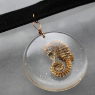 seahorse in resin necklace pendants crafts and diy eti resin blog (7)