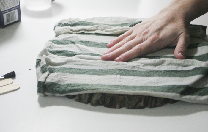 Glossy Wood Slice Photo Transfer - pressing down towel to dampen paper via @resincraftsblog