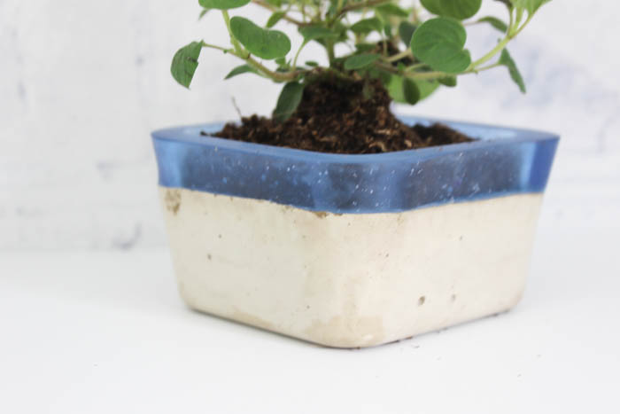 Make your own concrete and resin planter using Envirotex Lite and Easy Mold! Love the colour and textures of this project! via @resincraftsblog