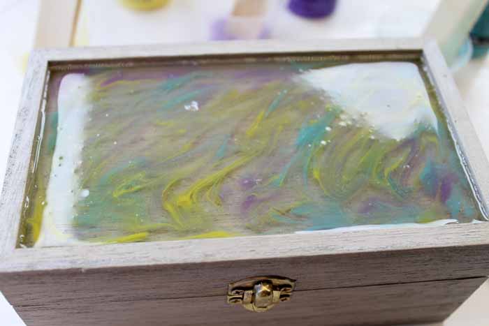 Make this marbled resin jewelry box as a gorgeous way to store your jewelry! via @resincraftsblog