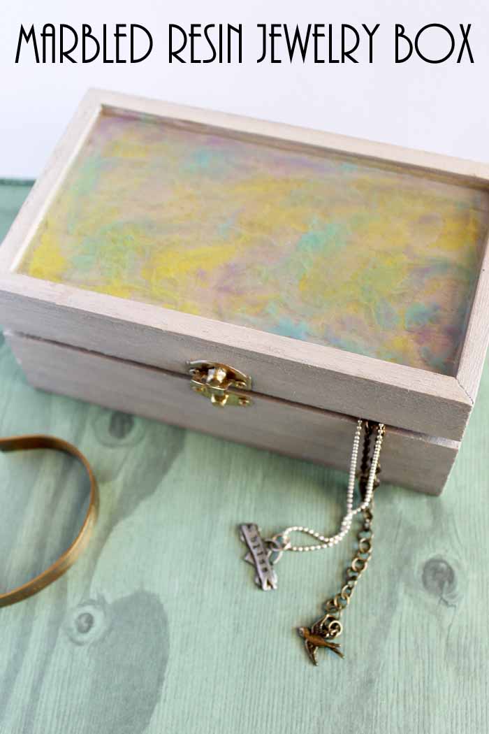 Make this marbled resin jewelry box for yourself or to give as a gift.  You will be surprised at just how easy it is to marbleize resin with colors! via @resincraftsblog