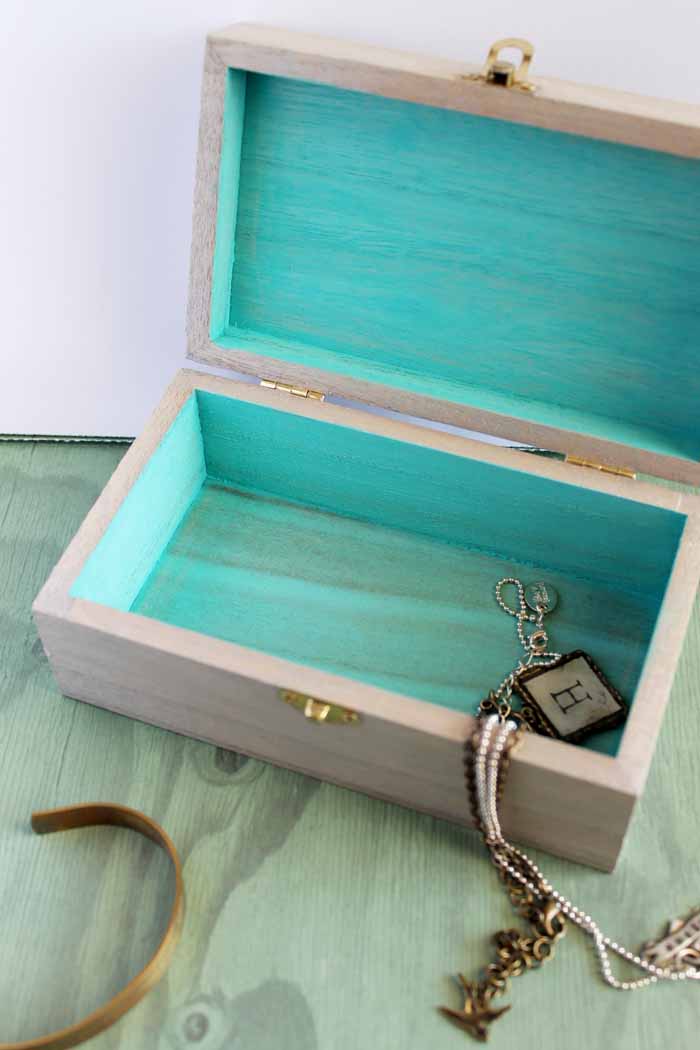 Make this marbled resin jewelry box as a gorgeous way to store your jewelry! via @resincraftsblog