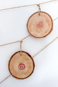 How fun is this woodland themed wood slice garland? Such a unique DIY wood land nursery decor idea. Detailed tutorial included!