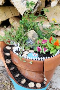 Make this fairy garden with a pool for your outdoor area or garden!