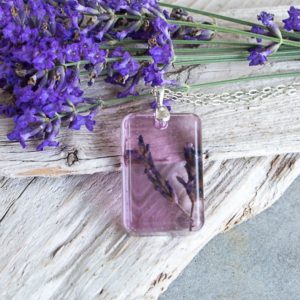 Learn how to make beautiful pendant jewery with dried lavender. Full step-by-step tutorial included!