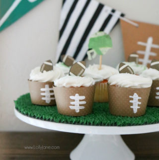 Easy-DIY-Football-Game-Day-Decorations-Cake-Stand-Pennant