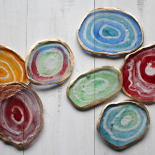 diy agate slices using clear casting polyester resin and translucent dyes (3)