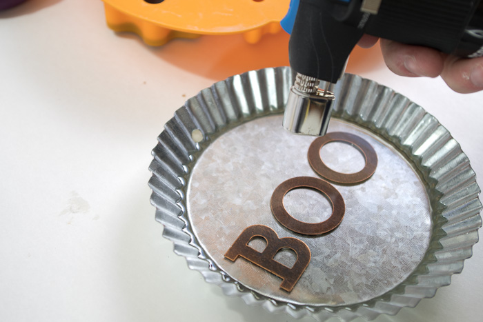 resin Halloween decorations - Boo metal tin - use micro butane torch to remove bubbles via @resincraftsblog