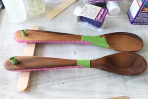 Make these marbled handle wood spoons as a great gift idea this holiday season!