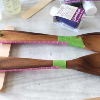 Make these marbled handle wood spoons as a great gift idea this holiday season!