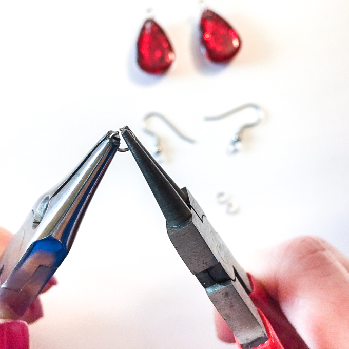 DIY Valentine Day Resin Jewelry-2-2 via @resincraftsblog