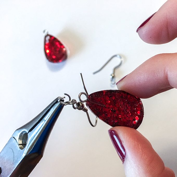 DIY resin jewelry via @resincraftsblog