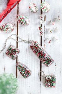 DIY resin jewelry with Christmas glitter using EnviroTex jewelry resin #diy #diyjewelry #chirstmasgift #resinearrings #giftidea