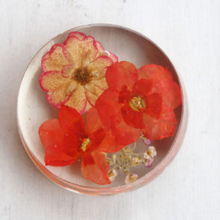 pressed flower resin paperweights resin crafts blog diy (2)