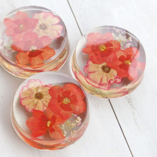 pressed flower resin paperweights resin crafts blog diy (4)