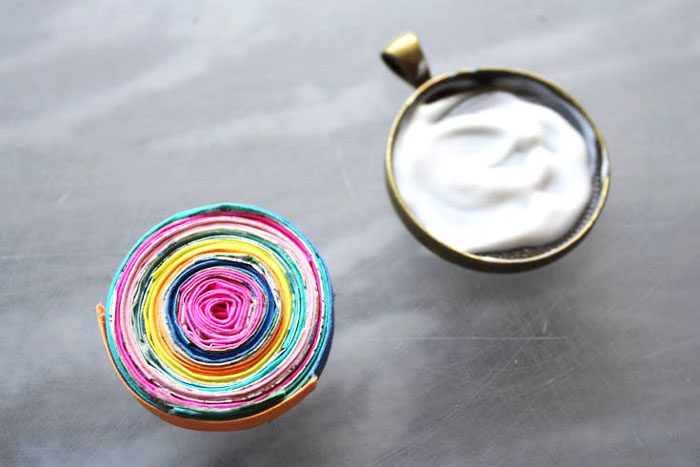 rolled paper resin pendant diy resin crafts blog (6) via @resincraftsblog