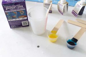 How to make a marbled monogram with resin - an easy way to add marbling to any surface!