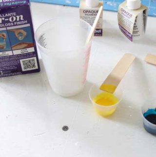 How to make a marbled monogram with resin - an easy way to add marbling to any surface!