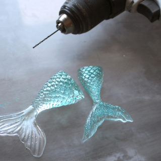 mermaid tail resin keychain charms diy resincraftsblog pin (2)