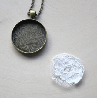Lace keepsake resin pendant diy resincraftsblog (3)