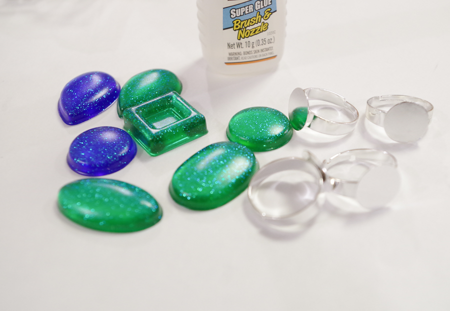 Resin Glitter Rings- use super glue to adhere resin shapes to ring blanks via @resincraftsblog